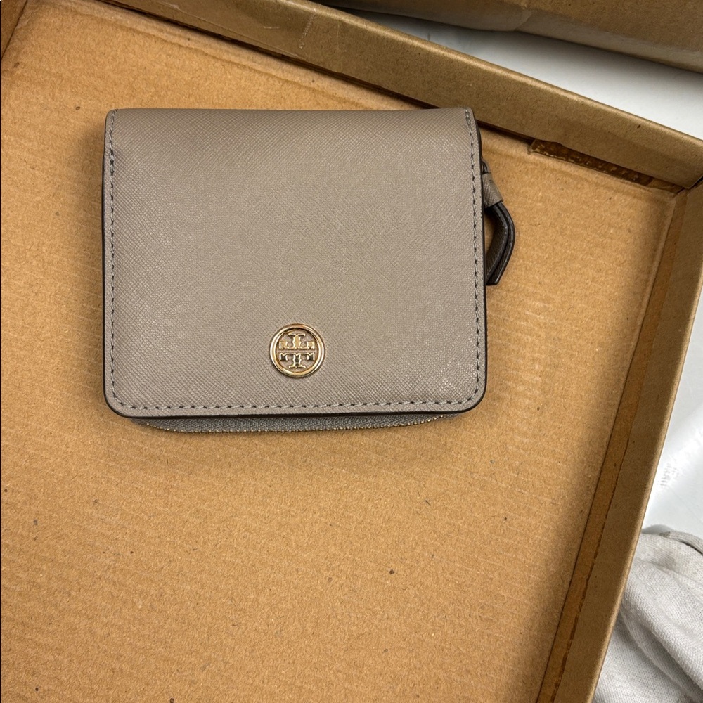Tory Burch Gray Wallet- perfect outside and some wears inside- see photos